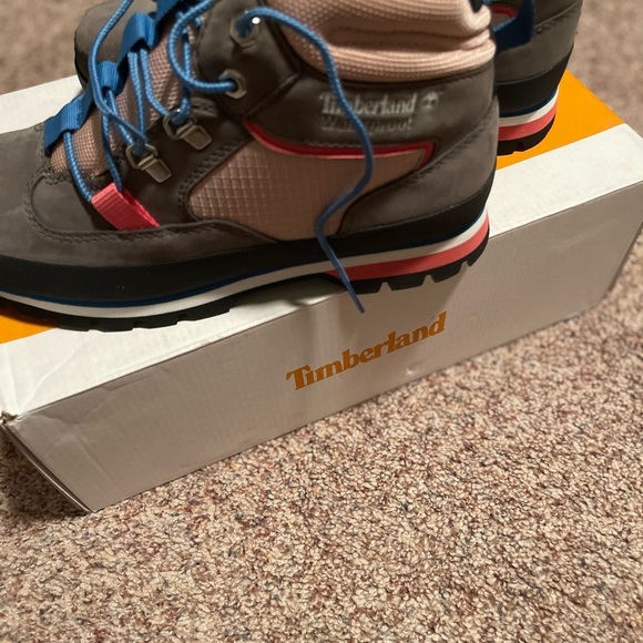 Timberland women’s Pink and Gray Hiking Boots - Picture 5 of 6